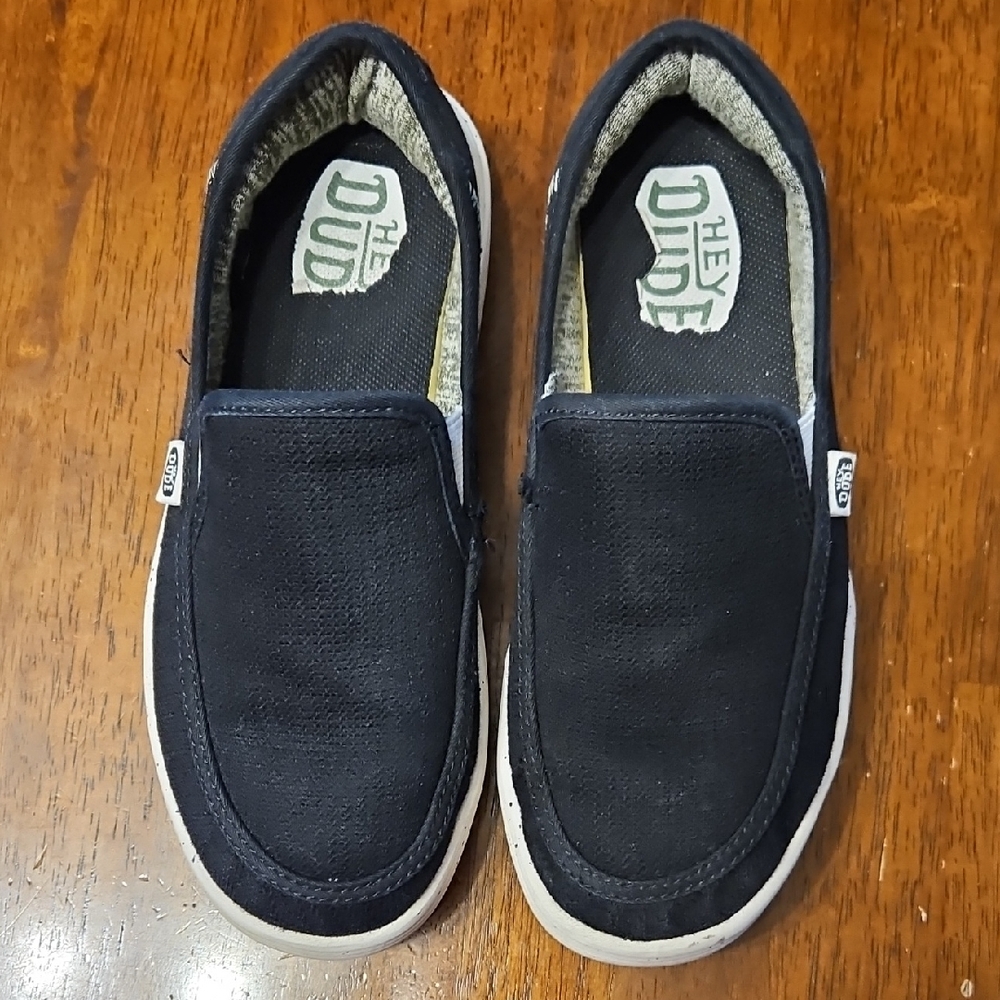 Hey Dude boys shoes Size 4 (Sunapee Youth Sport Mesh-black)